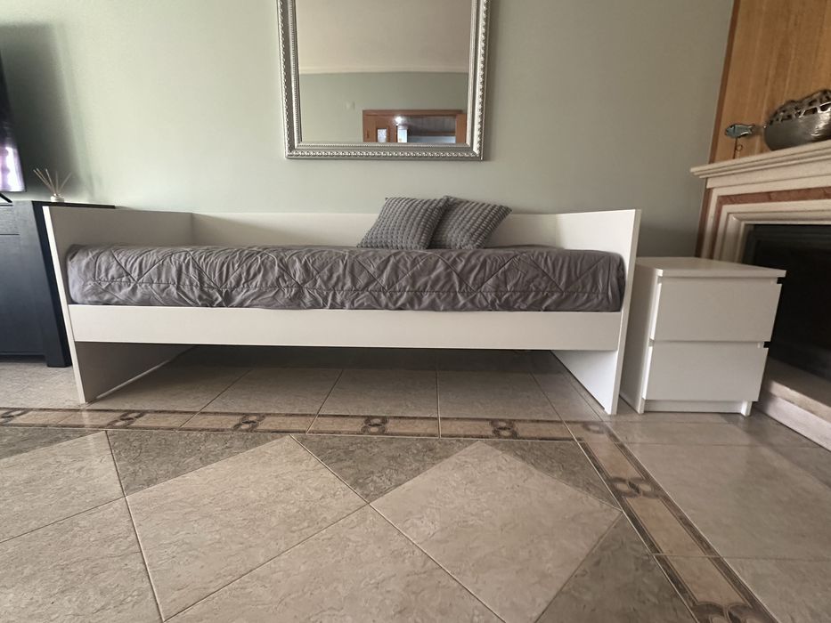 Cama solteiro, colchão e mesa cabeceira