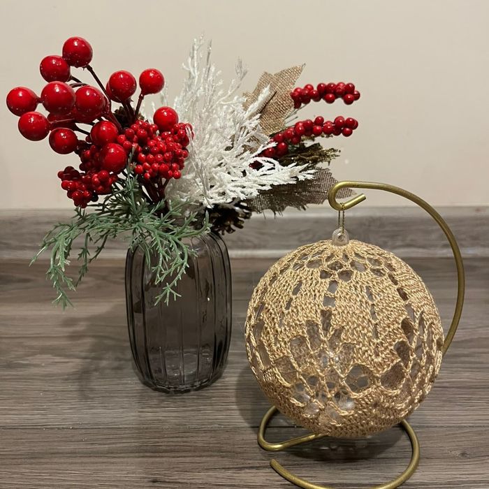 Bombka na stojaku własnoręcznie wyszydełkowana