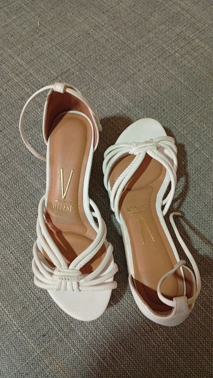 Vendo sandália semi nova