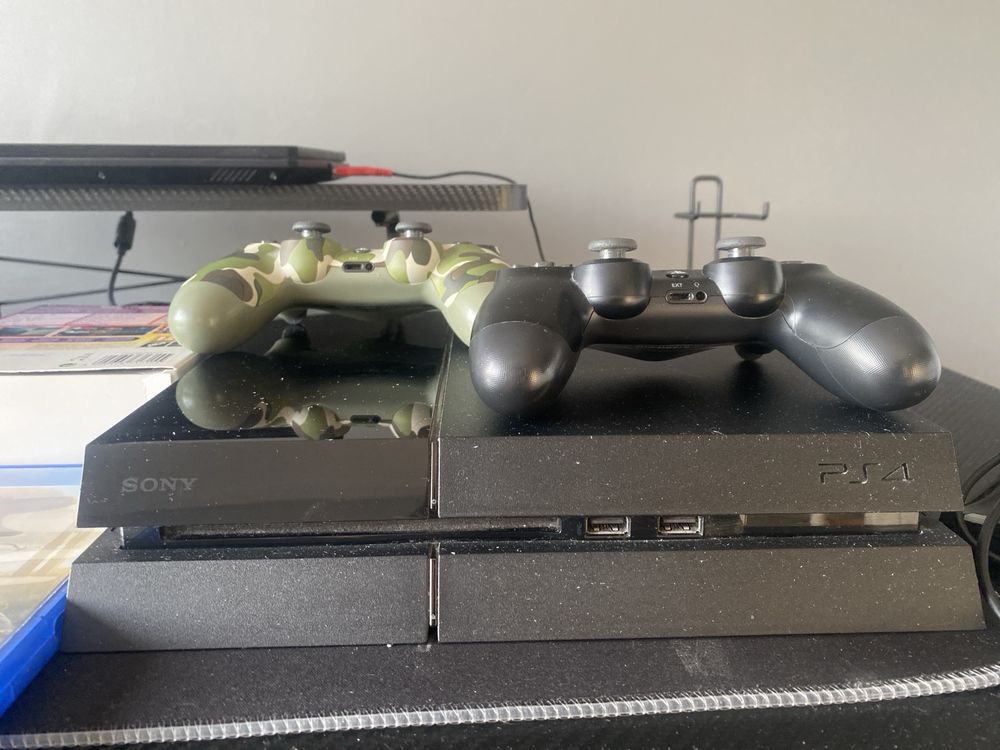 Ps4+3 gry+stacja do ładowania+3 pady