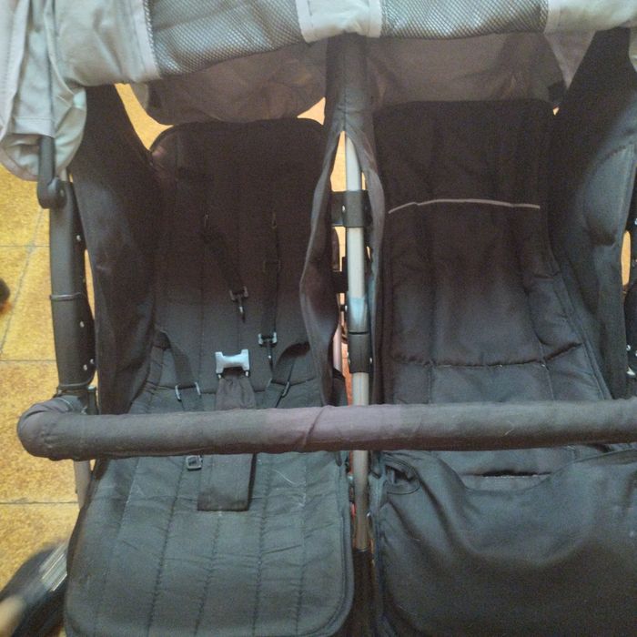 Carro de bebê de gêmeos