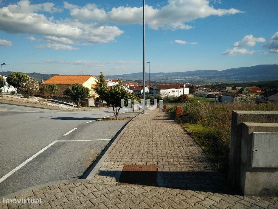 Loteamento Urbano para construção de 5 moradias em banda, no Tortos...