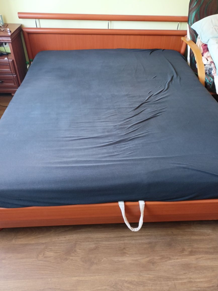 Łóżko podwójne drewniane z materacem 200x160