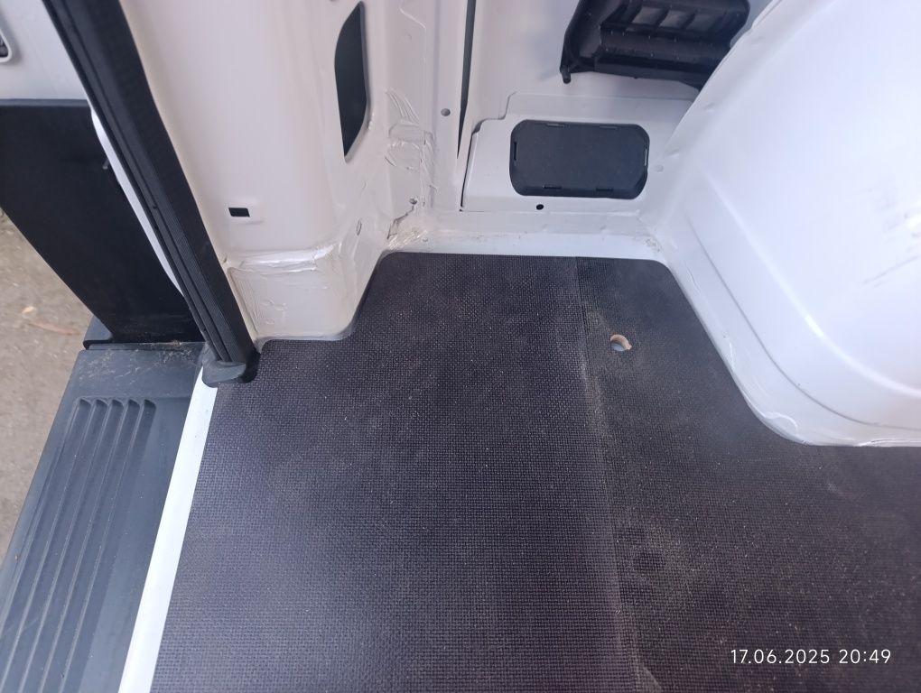 Обшивка фанерою и пластиком для Renault Master