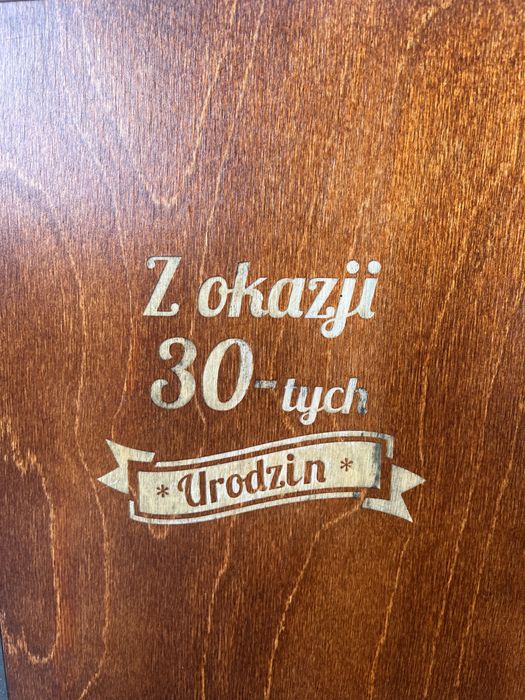 Skrzynka drewniana z kieliszkami 30 urodziny - pomysł na prezent