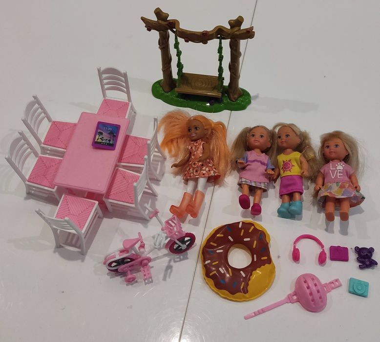 Barbie Chelsea huśtawka rowerek zestaw lalek stół krzesła