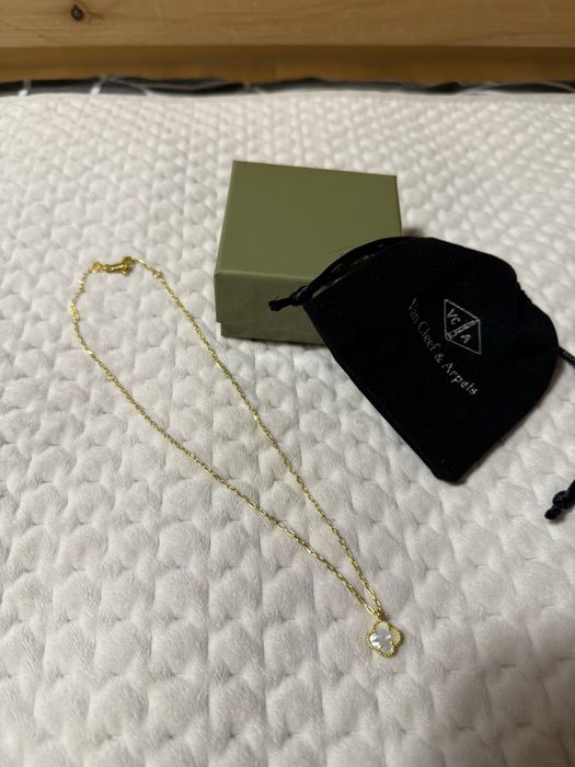 van cleef & arpels łancuszek z kwiatkiem