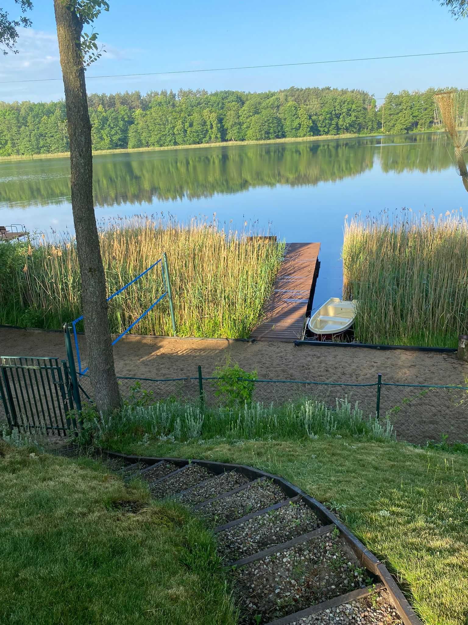 Naterek - całoroczny dom nad jeziorem z prywatnym pomostem i plażą.