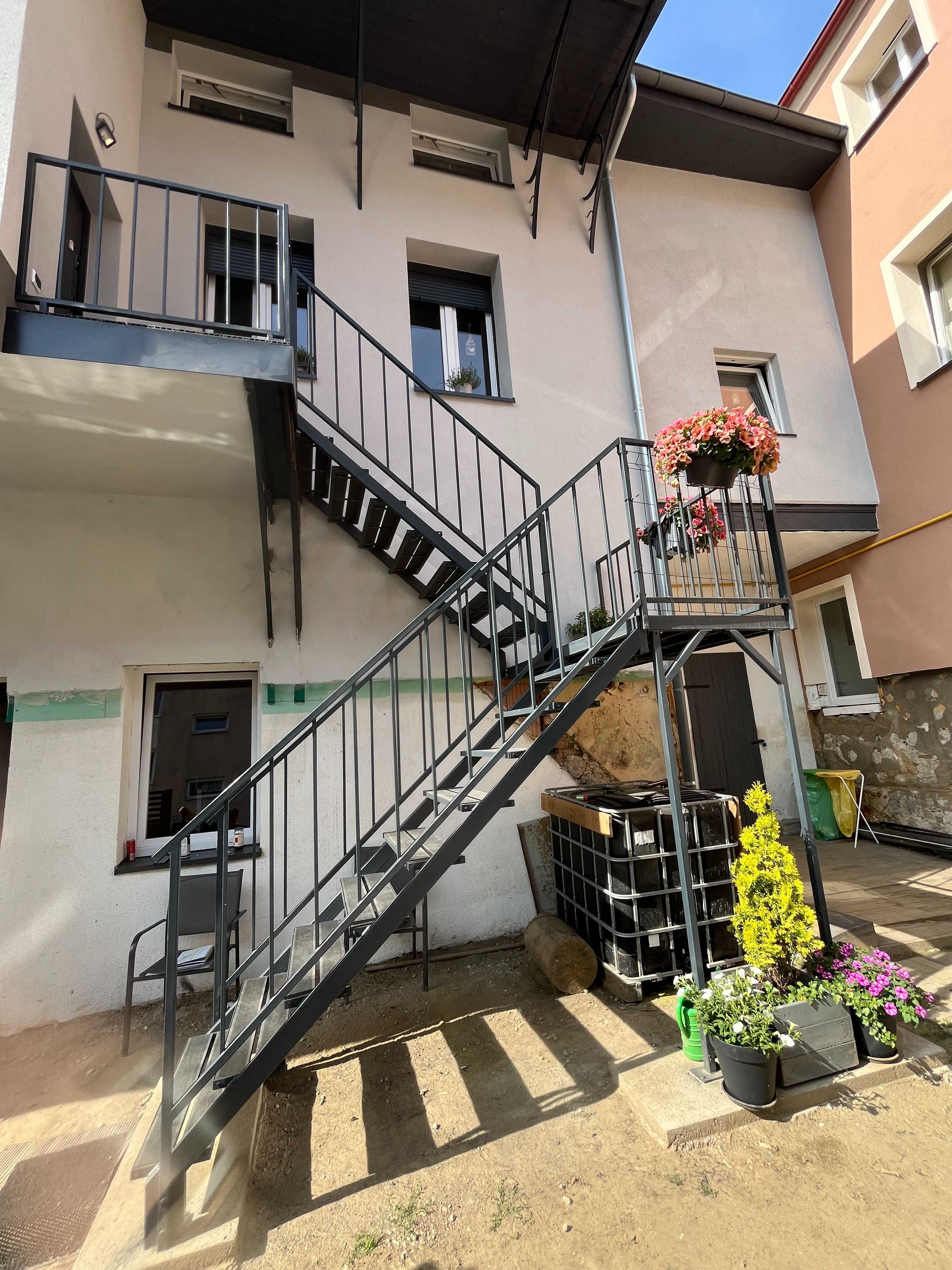 Schody zewnętrzne balustrady barierki platforma taras