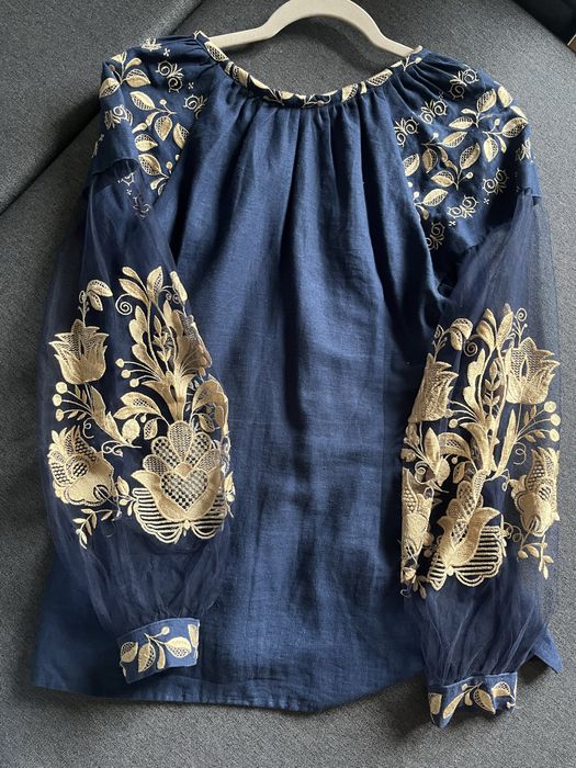 Оригінальна вишита сорочка з дуже красивими рукавами