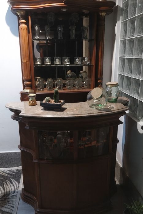 Bar com balcão em madeira maciça