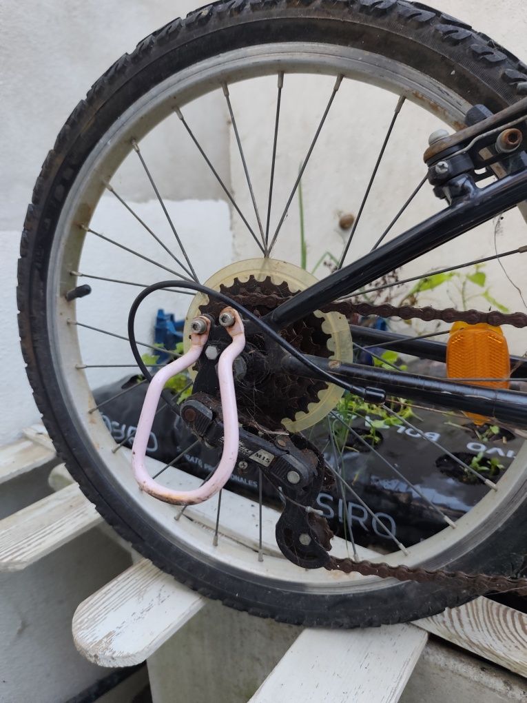 Duas bikes: adulto e infantil, aro 18 e aro 16.
