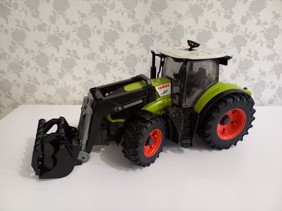Великий трактор з ковшем Claas від Bruder
