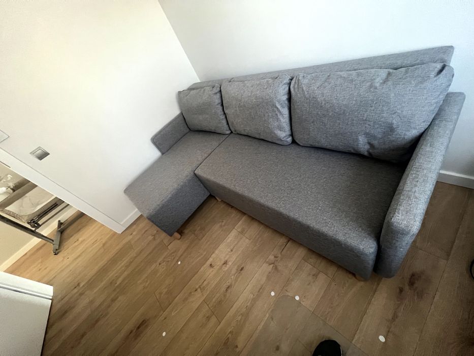 Kanapa IKEA Bennebol - szara, rozkładana, z pojemnikiem na pościel