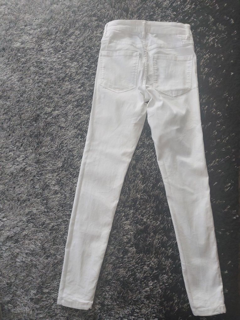 Białe spodnie sinsay