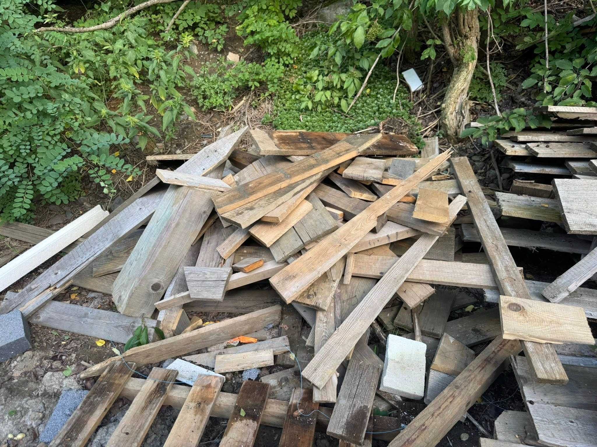 deski szalunkowe po budowie oraz ścinki