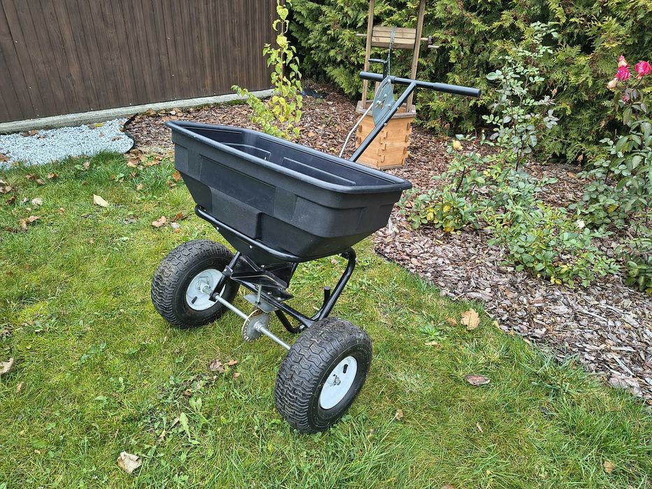 Ręczny rozsiewacz do trawy nawozu soli piasku , 56kg GOPART