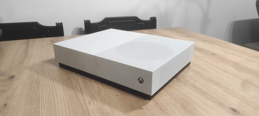 Komputer PC w obudowie xbox one s