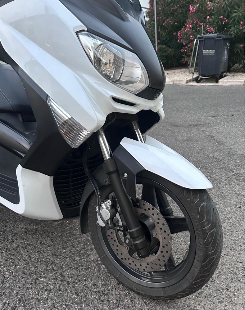 Yamaha X Max 125 com 13.800km em excelente estado