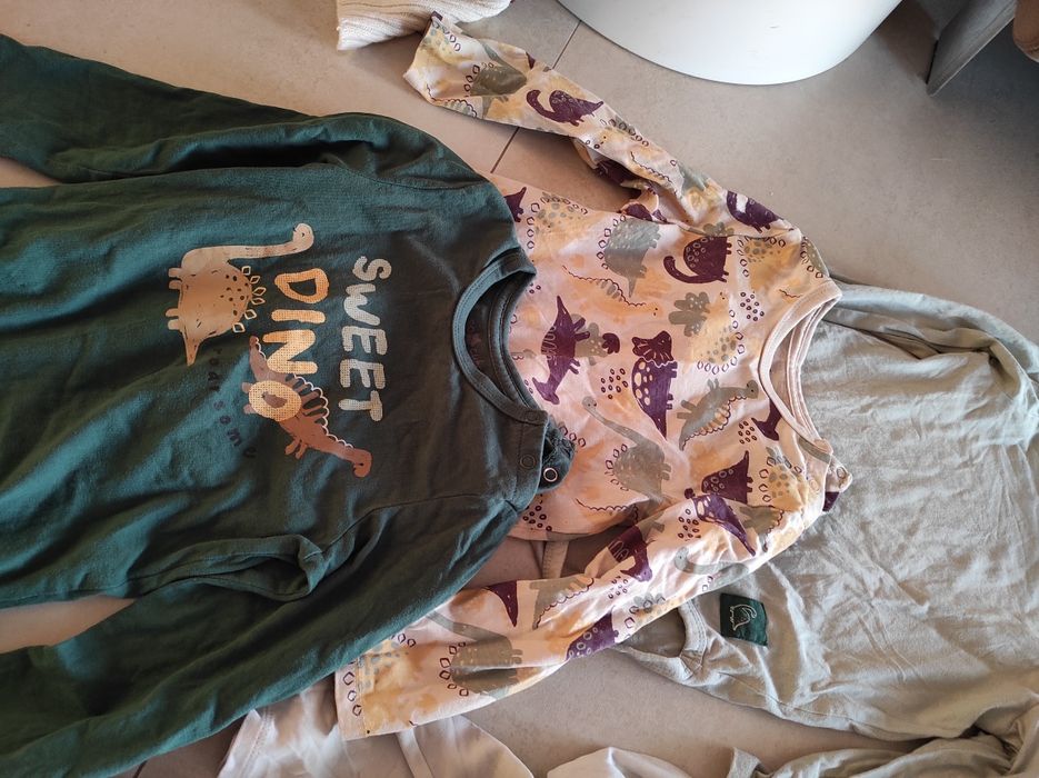 % Zestaw 8 sztuk body długi i krótki rękaw chłopiec Dino napisy 98 104