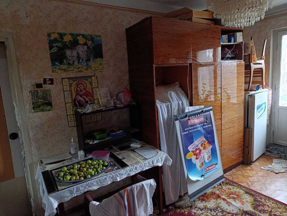 Сдается комната с балконом. Для девушки , женщины.Таирова. Средн этаж.