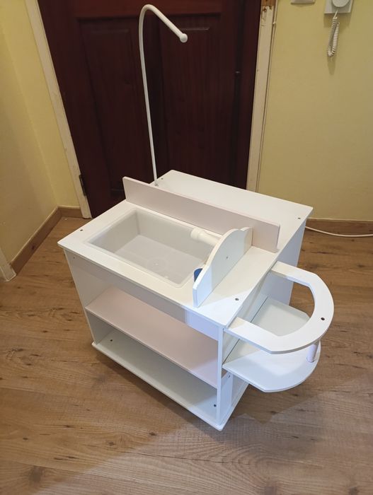 Móvel de brincar para dar banho e vestir bonecos