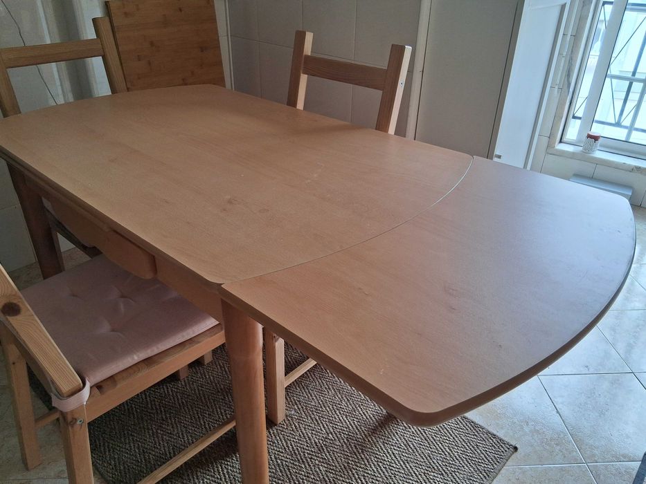 Vendo mesa de cozinha com 4 cadeiras