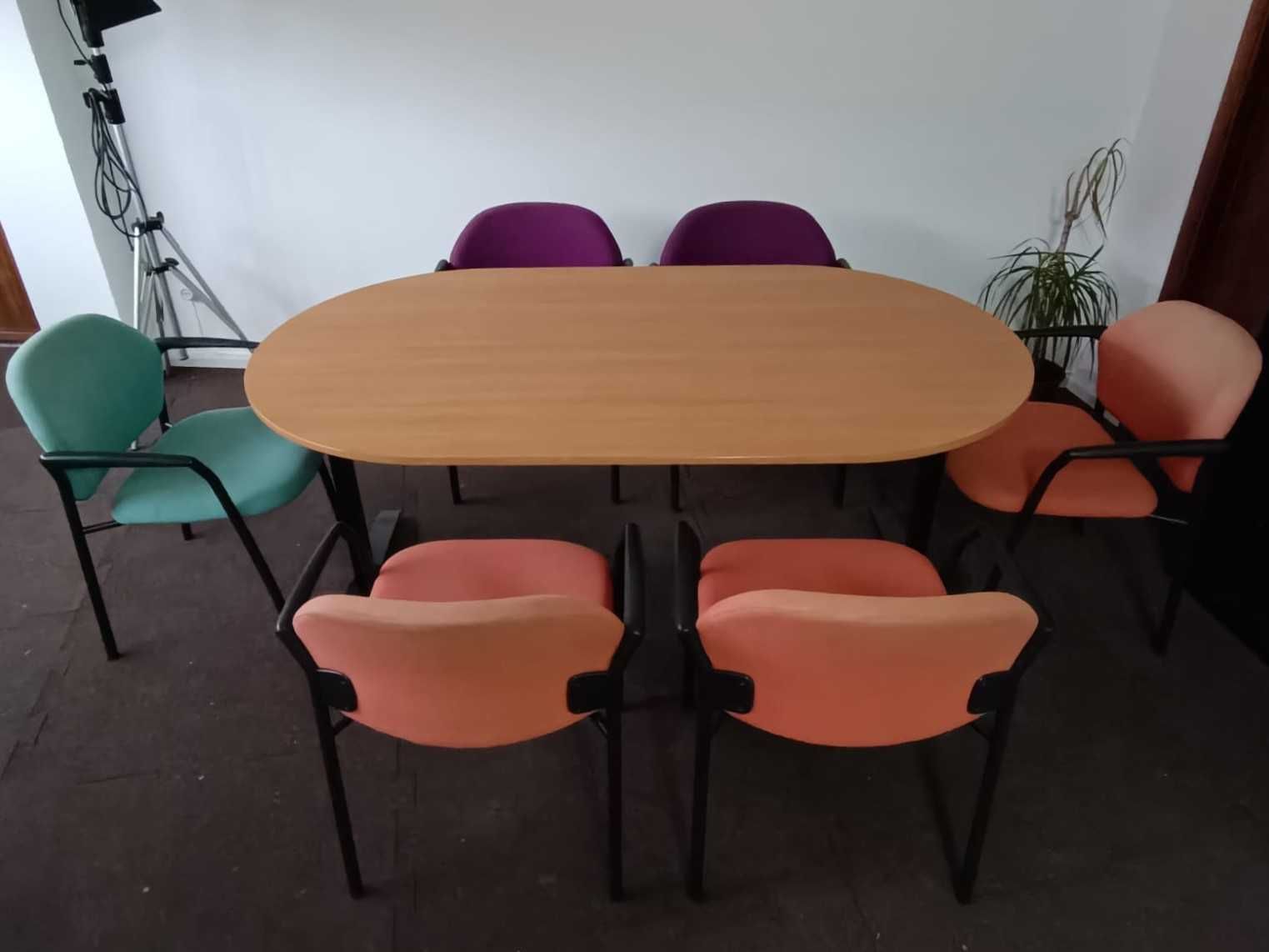 Mesa de Reuniões com cadeiras
