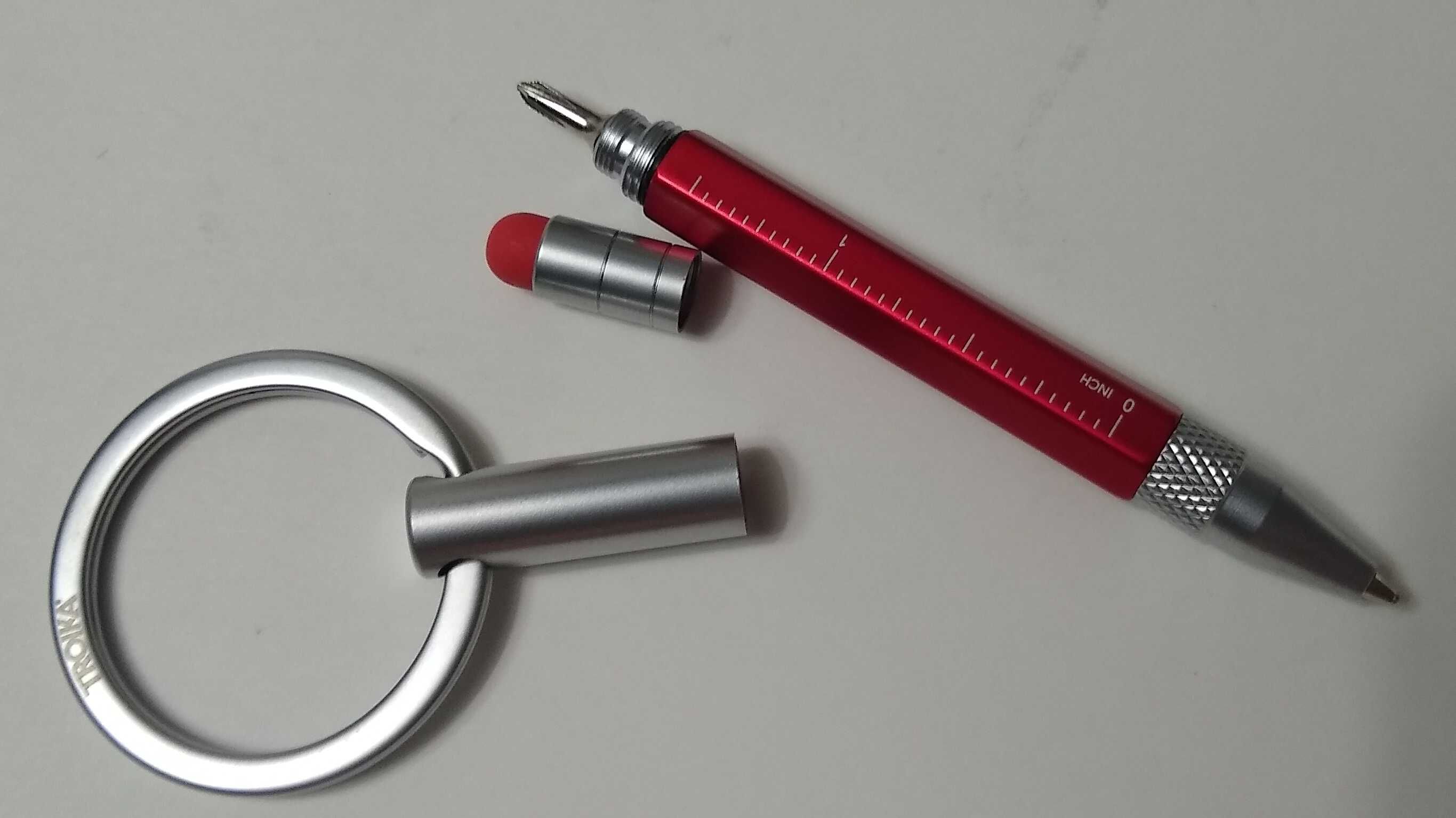 TROIKA Construction breloczek z długopisem wielofunkcyjnym czerwony