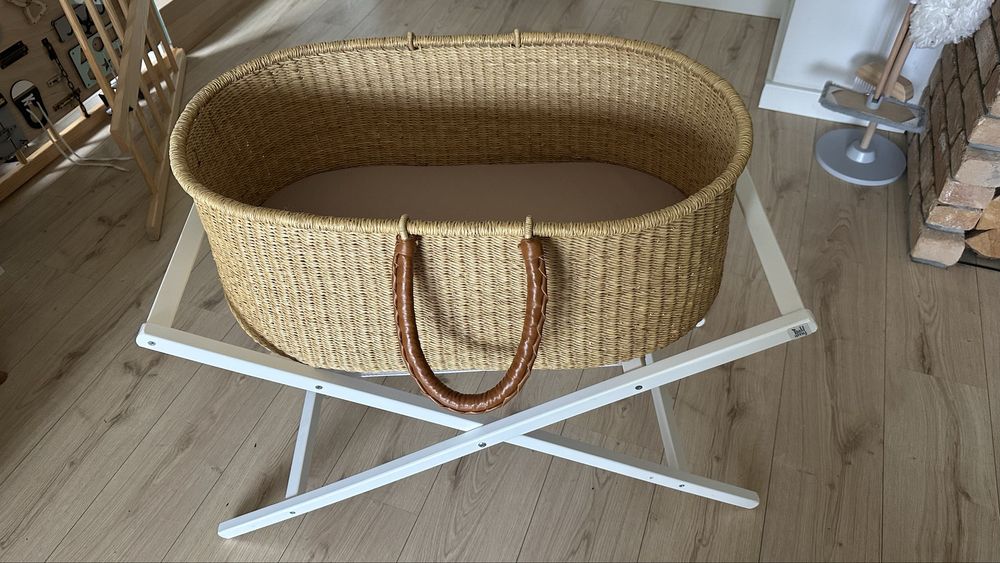 Ręcznie pleciony kosz Mojżesza bebe Nap & Pack Basket ze stojakiem