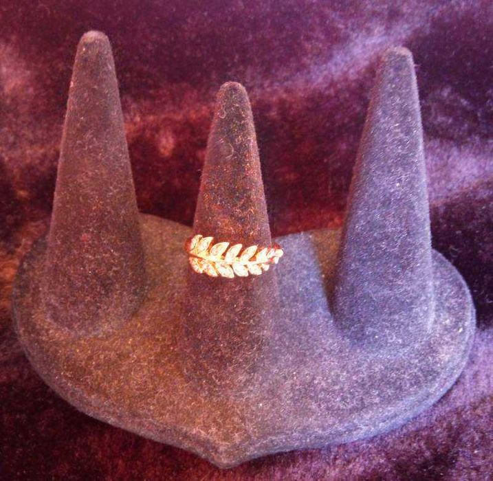 Anel Coroa de Flores Dourada - Tamanho Regulável