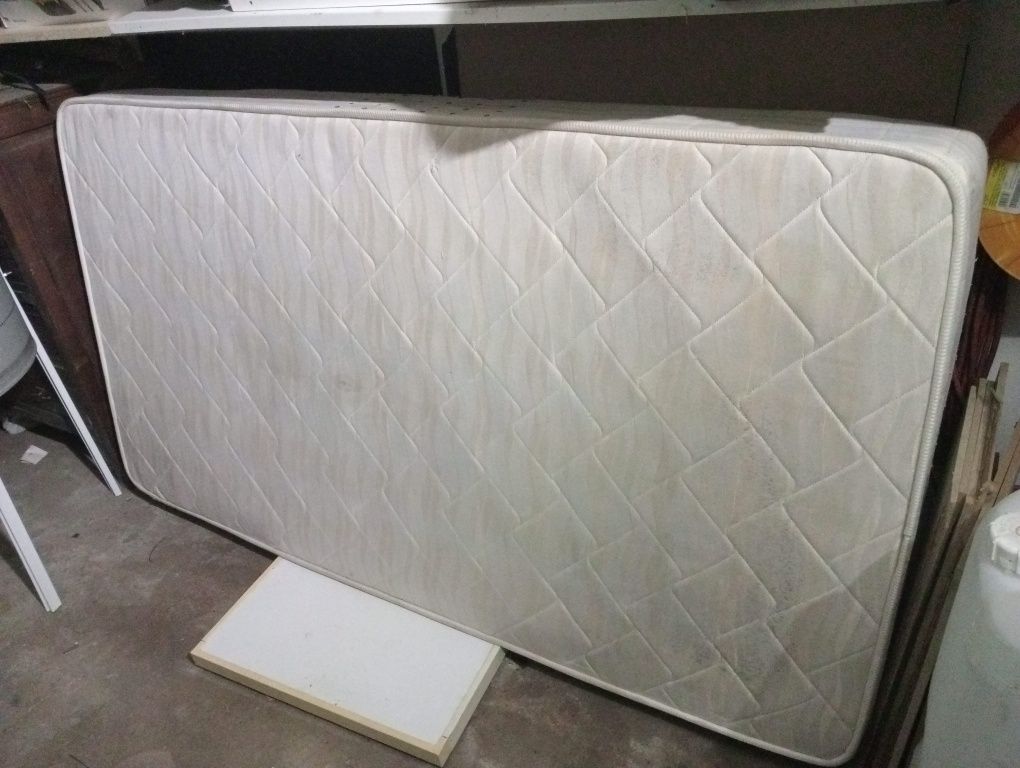 Cama de solteiro 180x100 com pouco uzu como nova