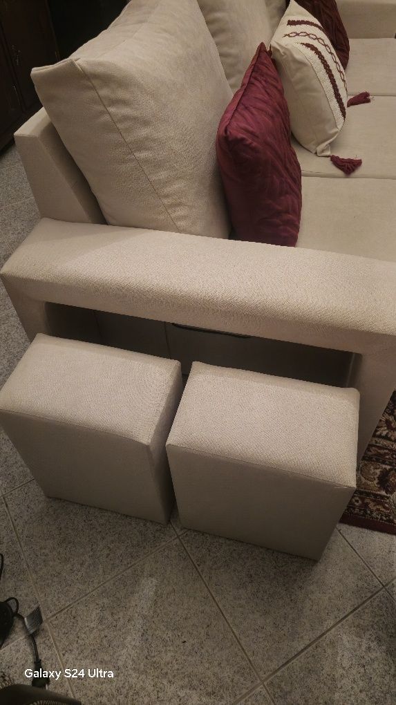 Sofa chaise long,  bege, com puffs na lateral