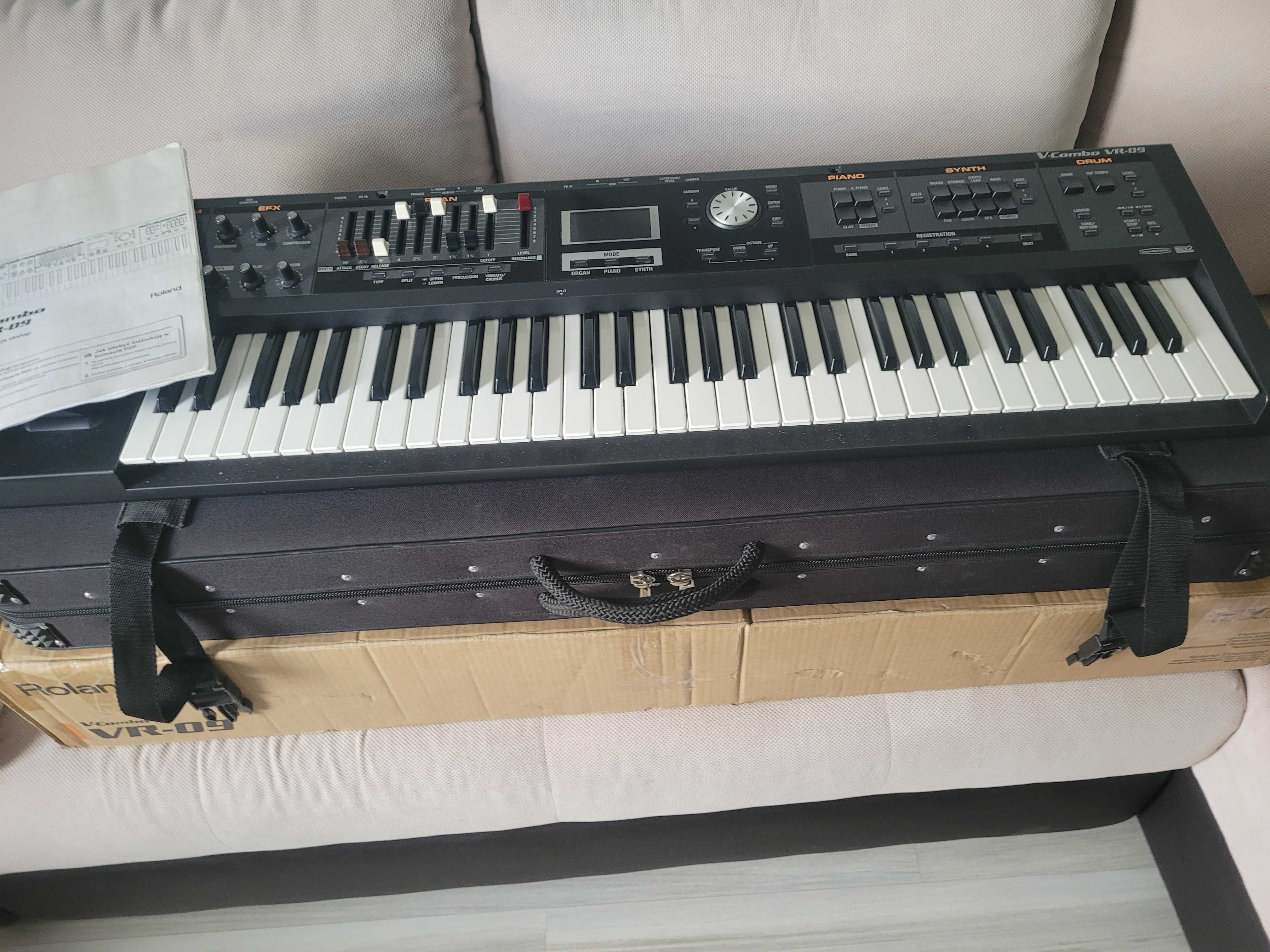 Roland  VR 09 syntezator