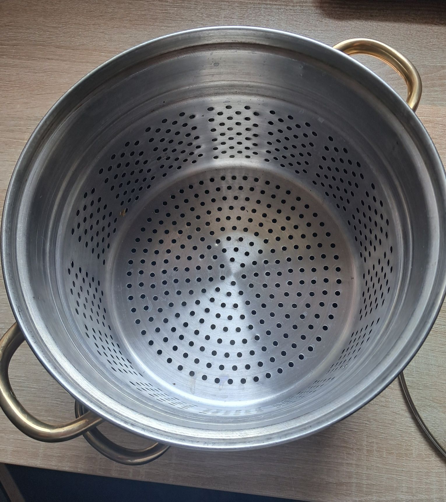 Garnek ze stali nierdzewnej GSW z sitkiem i pokrywką 25 x 16