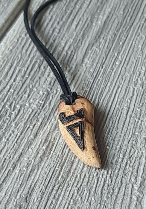 Naszyjnik z wisiorkiem słowiańskim drewniany amulet talizman