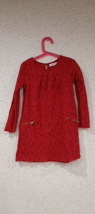 Piękna czerwona sukienka dla dziewczynki
