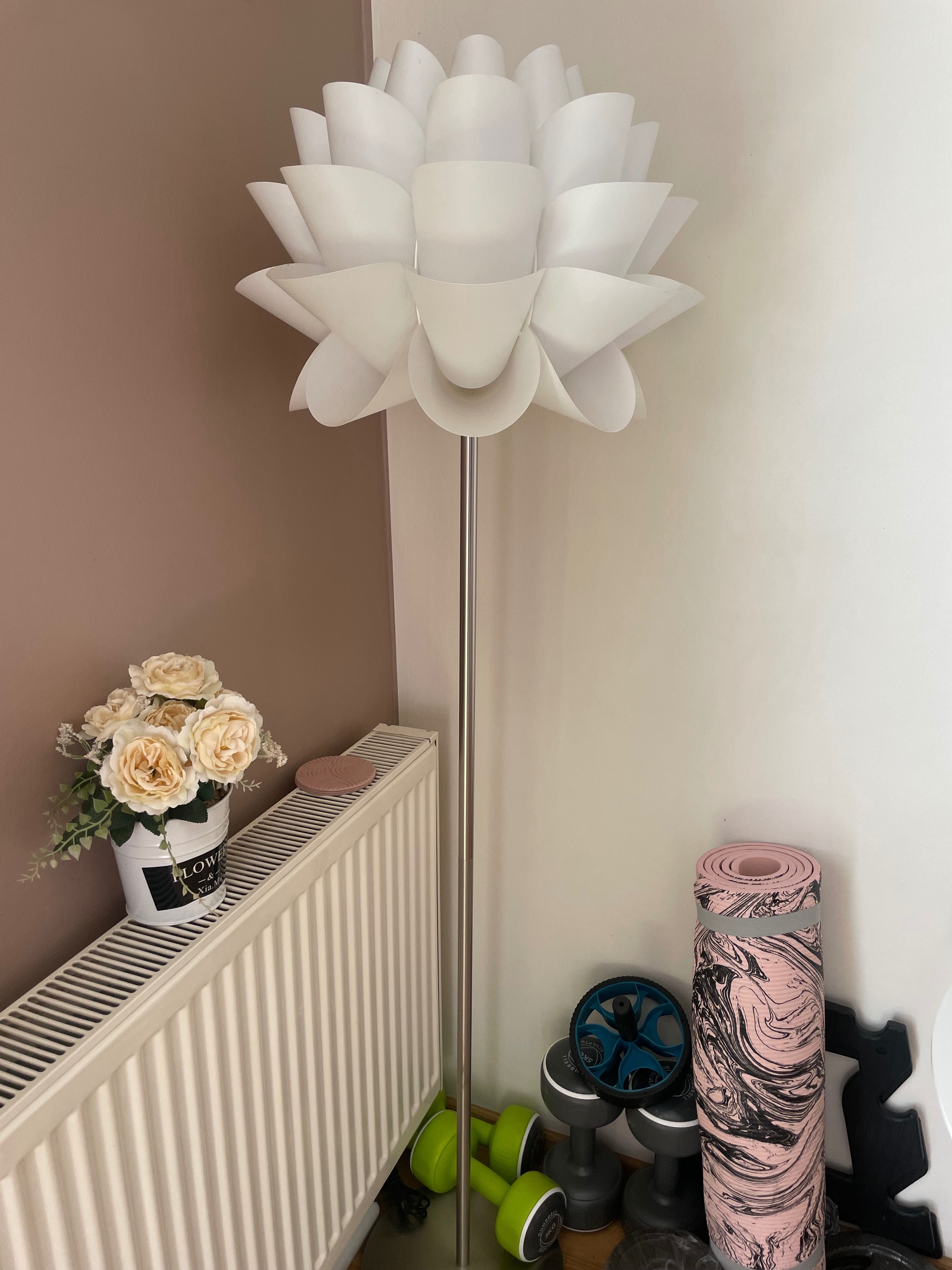 Lampa stojąca biała