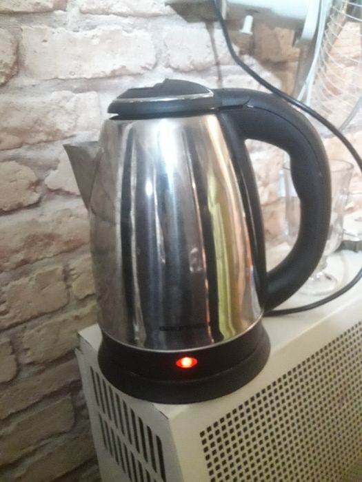 электрочайник с подставкой рабочий