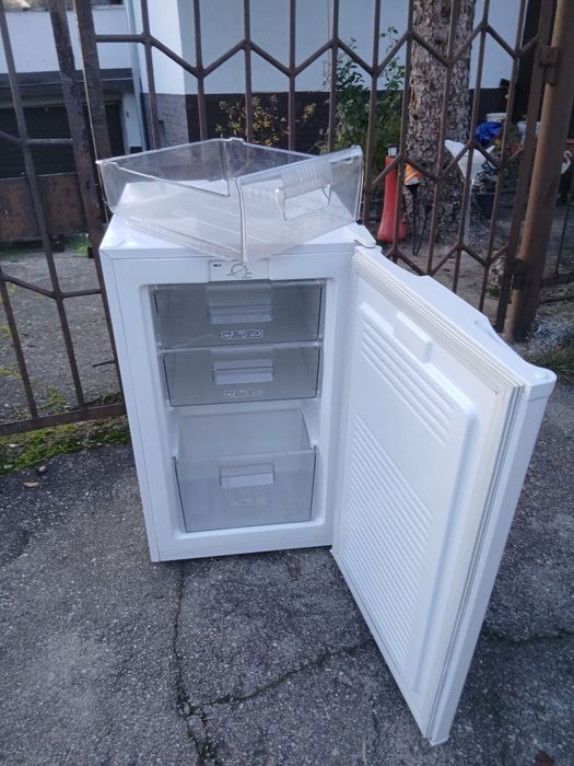 Mała zamrażarka 4-ro szufladowa firmy PKM w bardzo dobrym stanie.
