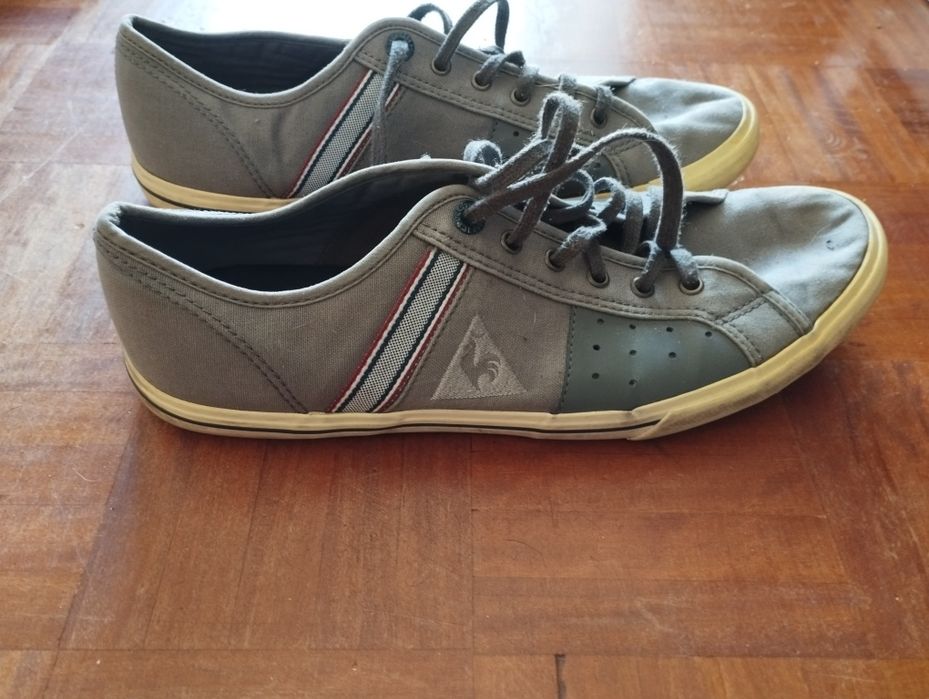 Tênis cinzentos de marca