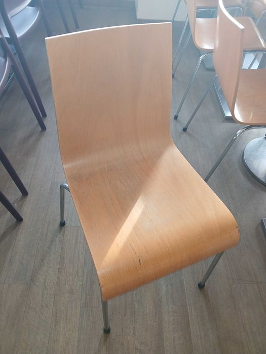 Cadeiras de madeira, com pés metálicos - Usadas