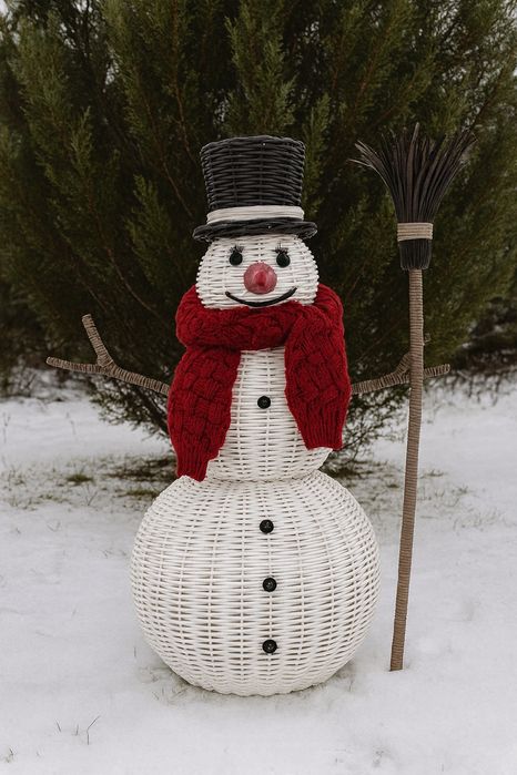 Сніговик з штучного ротангу