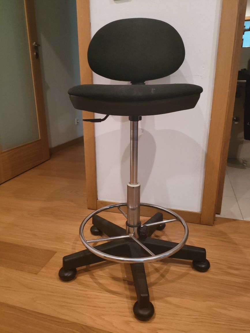 Cadeira alta de trabalho