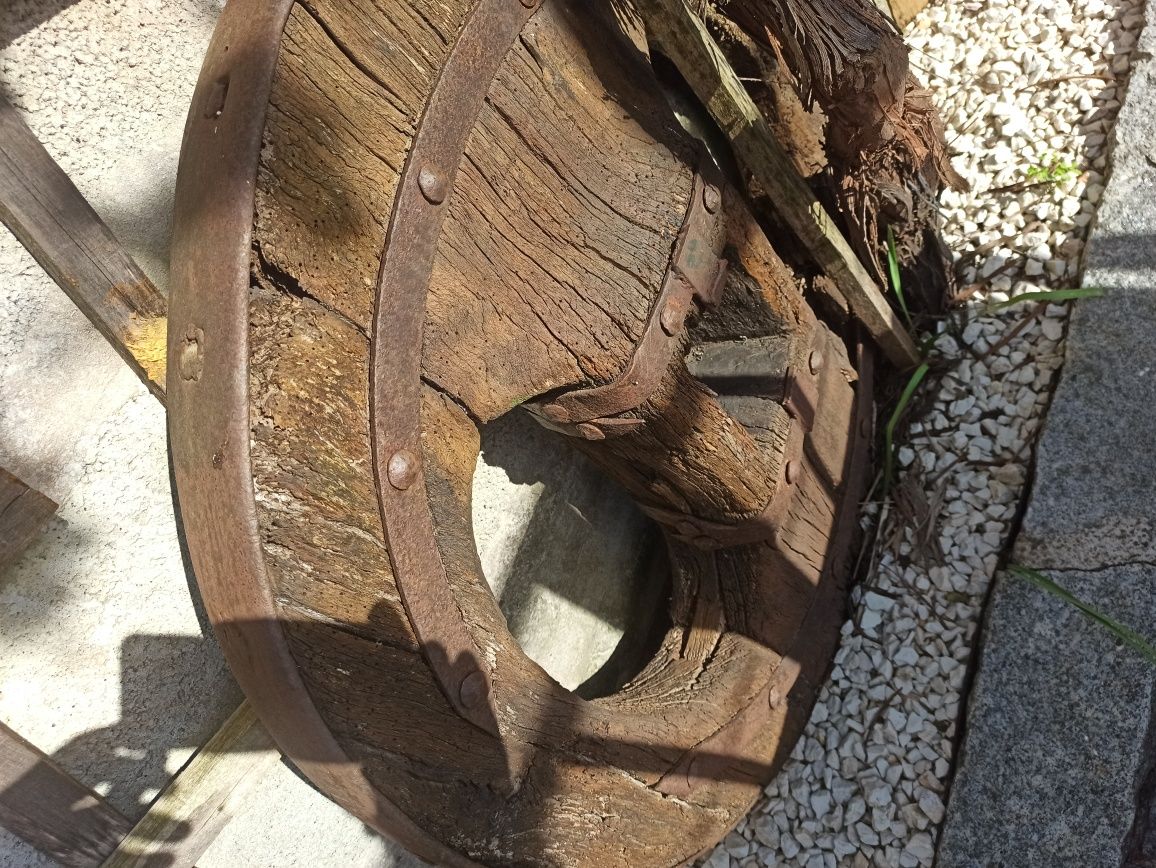 Roda de carro de bois antiga