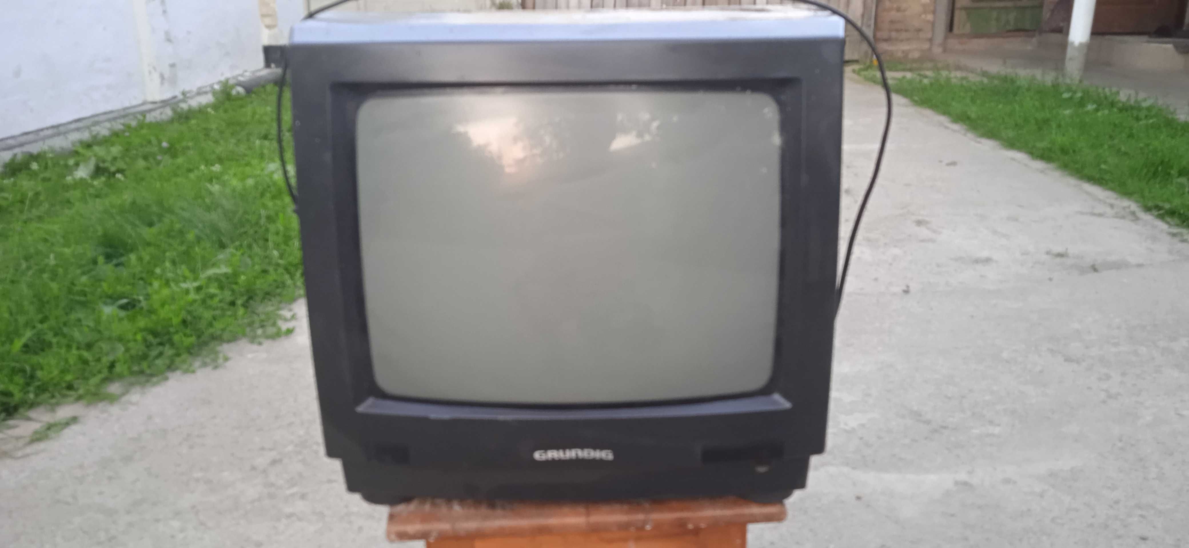 Продам переносной цветной телевизор GRUNDIG