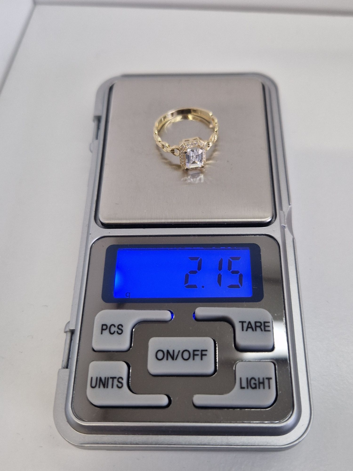 Złoty 585 zaręczynowy pierścionek z kwadratowym kryształkiem