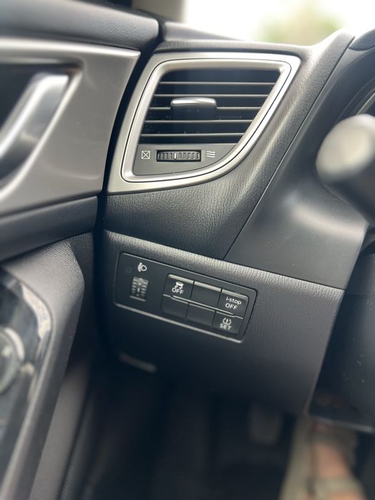 Автомобіль машина хетчбек седан