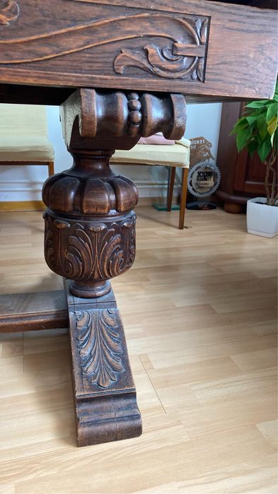 Stół drewniany rozkładany z rzezbionymi elementami