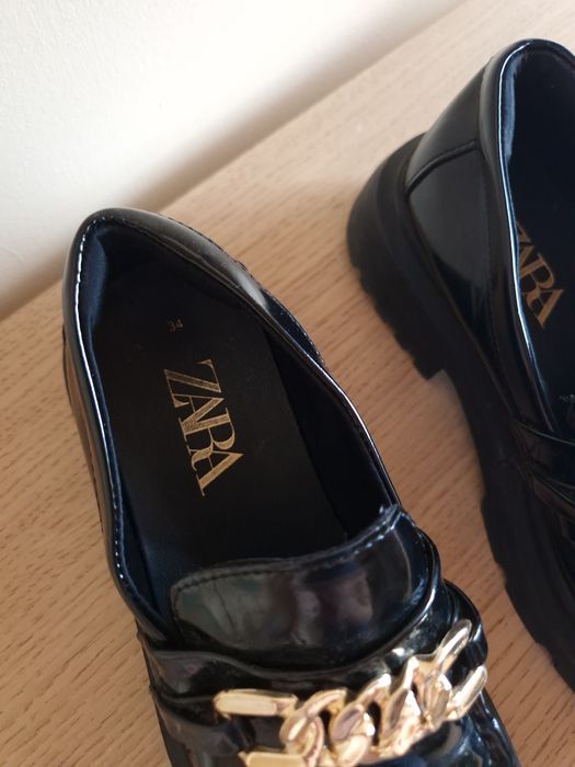 Loafersy lakierowane czarne złote łańcuchy Zara roz. 34